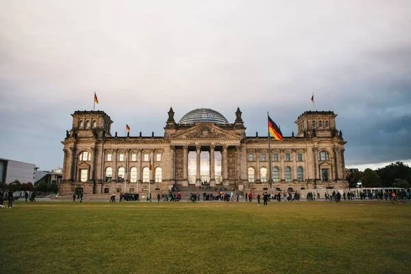 El edificio del Reichstag es el edificio de la asamblea estatal del Bundestag. El edificio del Reichstag es uno de los atractivos turísticos de Berlins . — Foto de Stock