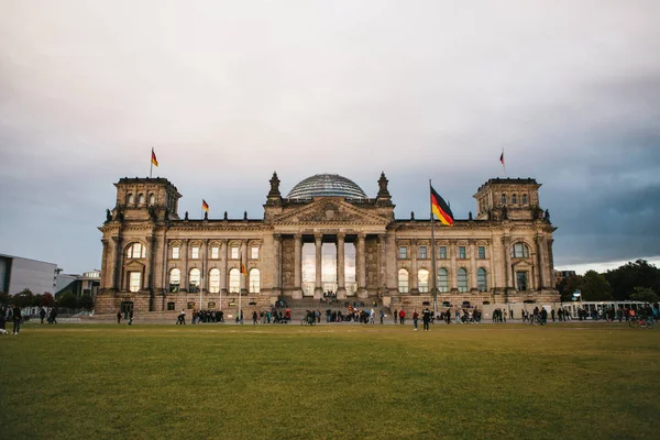 Reichstag 的大厦是 Bundestag 的状态汇编的大厦。德国国会大厦是 Berlins 旅游景点之一. — 图库照片