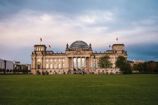 Reichstag 的大厦是 Bundestag 的状态汇编的大厦。德国国会大厦是 Berlins 旅游景点之一. — 图库照片