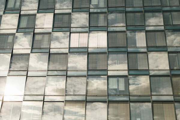 Vista del hermoso edificio futurista moderno. Concepto empresarial de arquitectura industrial exitosa . — Foto de Stock