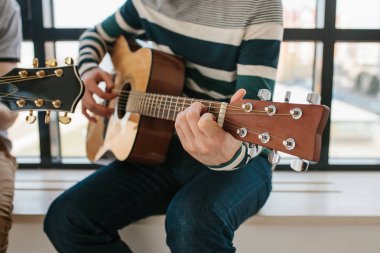 Gitar çalmayı öğrenme. Yetişkinler için müfredat dersleri. Müzik eğitimi. Masterclass gitar çalmak