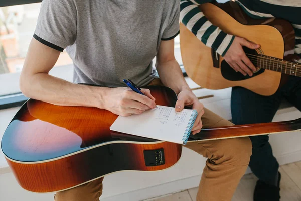 Lära sig spela gitarr. Läroplanen lektioner för vuxna. Musikundervisning. Masterclass spelar gitarr — Stockfoto