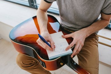 Gitar çalmayı öğrenme. Müzik eğitimi ve ders dışı dersler. Hobiler ve gitar ve şarkı oynamak için coşku.