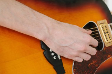 Gitar çalmayı öğrenme. Müzik eğitimi ve ders dışı dersler. Hobiler ve gitar ve şarkı oynamak için coşku.