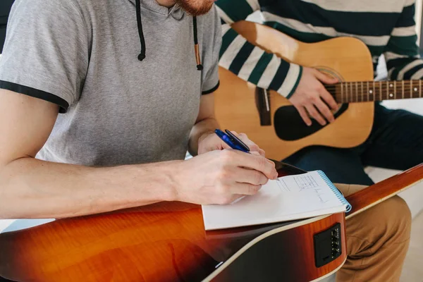 Imparare a suonare la chitarra. Educazione musicale e lezioni extrascolastiche. Interessi ed entusiasmo per suonare la chitarra e cantare canzoni . — Foto Stock