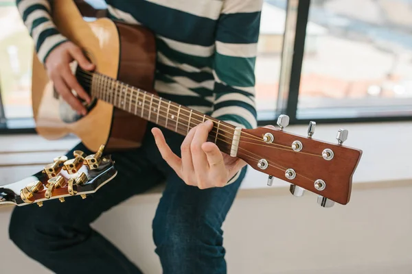 Μαθαίνοντας να παίξει κιθάρα. Μουσική εκπαίδευση και εκτός διδακτέας ύλης μαθήματα. Τα χόμπι και τον ενθουσιασμό για παίζοντας κιθάρα και τραγουδώντας τραγούδια. — Φωτογραφία Αρχείου