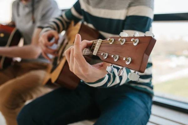 Gitar çalmayı öğrenme. Müzik eğitimi ve ders dışı dersler. Hobiler ve gitar ve şarkı oynamak için coşku. — Stok fotoğraf