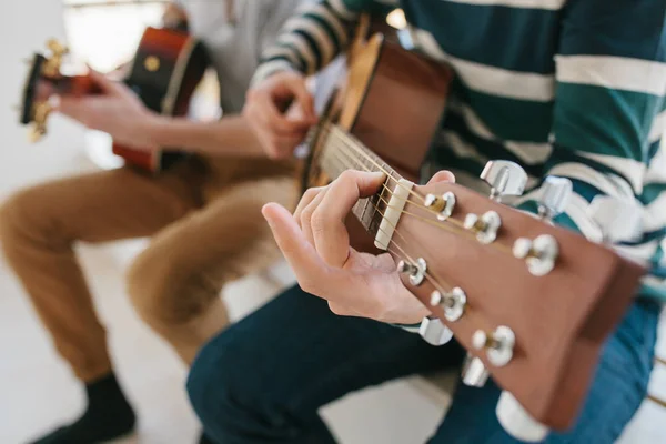 Вчимося грати на гітарі. Музична освіта та позакласні уроки. Хобі та ентузіазм для гри на гітарі та піснях . — стокове фото
