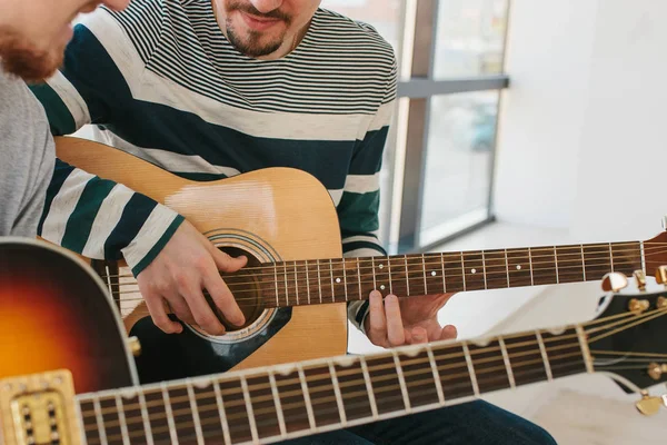 Aprender a tocar guitarra. Educação musical e aulas extracurriculares. Hobbies e entusiasmo para tocar guitarra e cantar músicas . — Fotografia de Stock