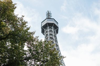 Petrin Hill kulesinde dünya ünlü Efel Kulesi Paris Fransa'da bir kopyasıdır. Şehrin turistler için gözlem platformları biridir.