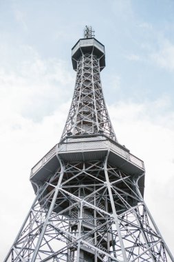 Petrin Hill kulesinde dünya ünlü Efel Kulesi Paris Fransa'da bir kopyasıdır. Şehrin turistler için gözlem platformları biridir.