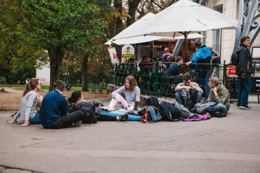 Prag, 25 Eylül 2017: Öğrencilerin genç arkadaşlar bir grup yatıyor ve yere oturur ve birbirleri ile iletişim kurar. Birlikte dinlenmek. Kentsel yaşam tarzı ve olumlu duygular.