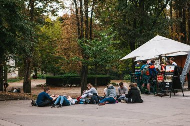 Prag, 25 Eylül 2017: Öğrencilerin genç arkadaşlar bir grup yatıyor ve yere oturur ve birbirleri ile iletişim kurar. Birlikte dinlenmek. Kentsel yaşam tarzı ve olumlu duygular.