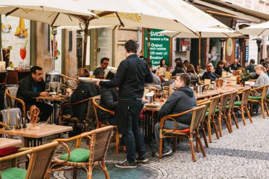 Prag, 25 Eylül 2017: Yerel çek gıda ile popüler bir restoran. Ziyaret edenler masa oturup. Garson yemeği getirdim. Hizmet.