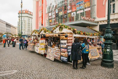 Prag, 25 Eylül 2017: Kutlama sonbaharda hasat. Sokak geleneksel Pazar pazar süslemeleri ile şehir meydanında. Çeşitli Hatıra Eşyası ve hediyeler satın alma için alıcı göz.