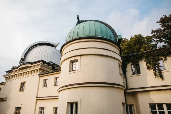 Waarnemingspost voor Petrishin Hill in Praag in de Tsjechische Republiek. Verkennen van de kosmos en het universum met een telescoop. — Stockfoto