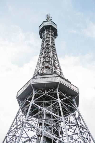 La torre de Petrin Hill es una copia de la mundialmente famosa Torre Efel en París, Francia. Es una de las plataformas de observación de la ciudad para los turistas . — Foto de Stock