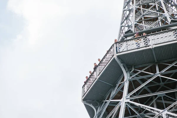 La torre de Petrin Hill es una copia de la mundialmente famosa Torre Efel en París, Francia. Es una de las plataformas de observación. La gente en la torre está mirando . — Foto de Stock