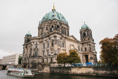 Berlin, 1 Ekim 2017: Berlin Katedrali Berliner dom - güzel eski bina nehir Spree ve turistik teknelerin yanında