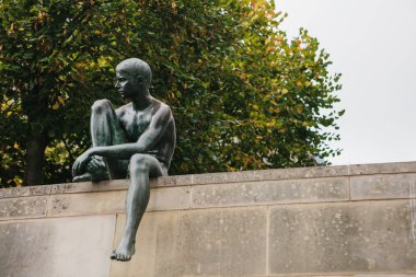 Berlin, 1 Ekim 2017: Heykel - yüzücü Spree kıyısında - turistik Berlin
