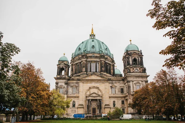 柏林大教堂叫柏林教堂. 在古典主义和巴洛克式的样式的美丽的老大厦与十字架和雕塑. — 图库照片