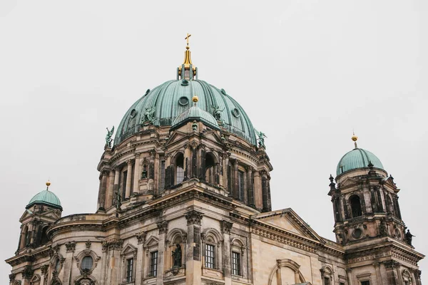 La Catedral de Berlín se llama Berliner Dom. Hermoso edificio antiguo en el estilo de neoclasicismo y barroco con cruz y esculturas . — Foto de Stock