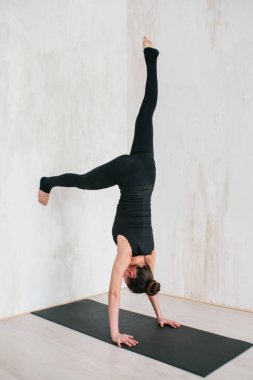 Yoga ve jimnastik yapan genç ve güzel bir kadın. Sağlık konsepti. Tek sporlu dersler.