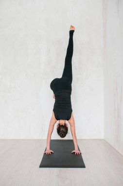 Yoga ve jimnastik yapan genç ve güzel bir kadın. Sağlık konsepti. Tek sporlu dersler.