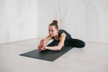 Yoga ve jimnastik yapan genç ve güzel bir kadın. Sağlık konsepti. Tek sporlu dersler.