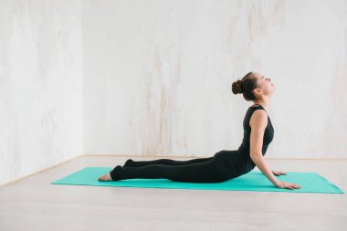 Yoga ve jimnastik yapan genç ve güzel bir kadın. Sağlık konsepti. Tek sporlu dersler.