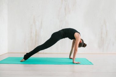 Yoga ve jimnastik yapan genç ve güzel bir kadın. Sağlık konsepti. Tek sporlu dersler.