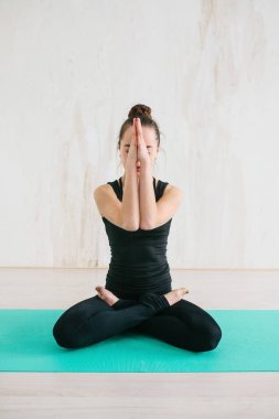 Yoga ve jimnastik yapan genç ve güzel bir kadın. Sağlık konsepti. Tek sporlu dersler.