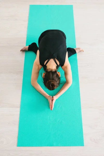 Joven hermosa mujer practicando yoga y gimnasia. Concepto de bienestar. Clases en deportes individuales . —  Fotos de Stock