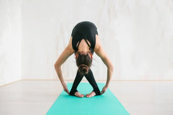 Joven hermosa mujer practicando yoga y gimnasia. Concepto de bienestar. Clases en deportes individuales . —  Fotos de Stock