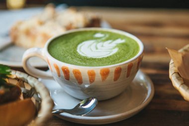 Seramik fincan yeşil çay Matcha denilen kapatın. Popüler Diyet içeceği.