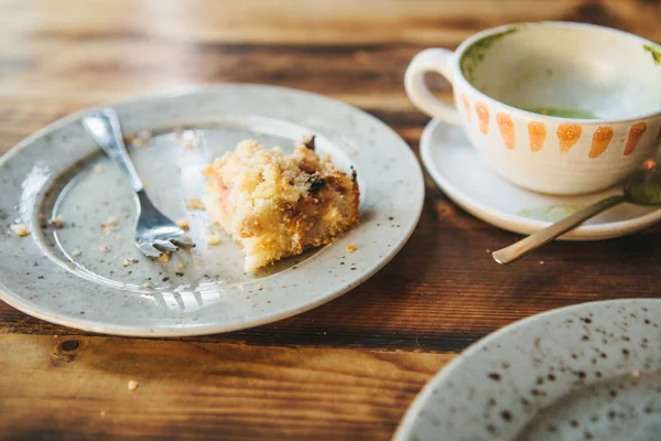 The concept of the completion of the holiday. A dirty plate and an empty cup of coffee. The half-eaten cupcake on a plate. Empty dishes after eating. — Stock Photo, Image