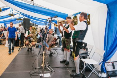 Prag, 23 Eylül 2017: Oktoberfest Çek Cumhuriyeti denilen geleneksel Alman Bira Festivali kutluyor. Sanatçı geleneksel giysiler içinde müzik ve ziyaretçi eğlendirmek.