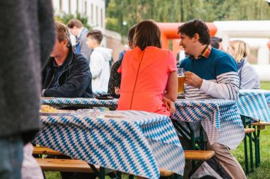 Prag, 23 Eylül 2017: Oktoberfest Çek Cumhuriyeti denilen geleneksel Alman Bira Festivali kutluyor. Bilinmeyen Erkekler ve kadınlar iletişim ve taze Alman bira içmek.