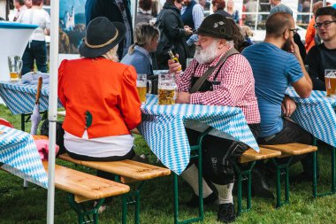 Prag, 23 Eylül 2017: Oktoberfest denilen geleneksel Alman Bira Festivali kutluyor. İnsanların birbirleri ile iletişim ve taze Alman bira içmek.