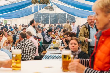 Prag, 23 Eylül 2017: Oktoberfest Çek Cumhuriyeti denilen geleneksel Alman Bira Festivali kutluyor. İnsanların birbirleri ile iletişim ve taze Alman bira içmek.