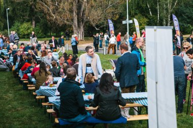 Prag, 23 Eylül 2017: Oktoberfest Çek Cumhuriyeti denilen geleneksel Alman Bira Festivali kutluyor. İnsanların birbirleri ile iletişim ve taze Alman bira içmek.