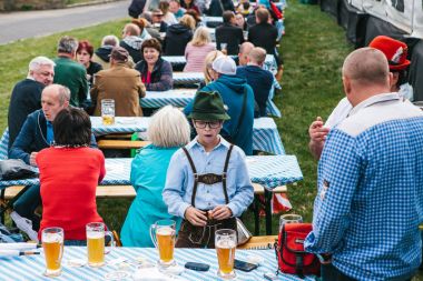 Prag, 23 Eylül 2017: Çek Cumhuriyeti'nde geleneksel Alman Bira Festivali Oktoberfest kutluyor. Baba oğul yakın duruyor arkadaşı ile iletişim kurar. Bira çok yakın.