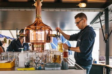 Prag, 23 Eylül 2017: Oktoberfest Çek Cumhuriyeti denilen geleneksel Alman Bira Festivali kutluyor. Barmen taze bira ziyaretçiler için dökülen.