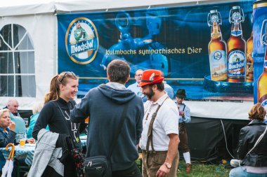 Prag, 23 Eylül 2017: Oktoberfest denilen geleneksel Alman Bira Festivali kutluyor. Arkadaş bir araya geldi ve farklı şeyler hakkında konuştuk.