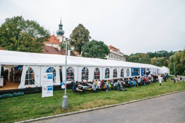 Prag, 23 Eylül 2017: Oktoberfest denilen geleneksel Alman Bira Festivali kutluyor. İnsanların birbirleri ile iletişim ve taze Alman bira içmek.