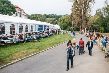 Prag, 23 Eylül 2017: Oktoberfest denilen geleneksel Alman Bira Festivali kutluyor. İnsanların birbirleri ile iletişim ve taze Alman bira içmek.