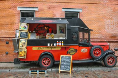 Berlin, 1 Ekim 2017: Rahat küçük mini otobüs gıda pazarının aperatifler ve kahve ile