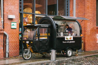 Berlin, 1 Ekim 2017: Rahat küçük mini otobüs gıda pazarının aperatifler ve kahve ile