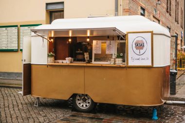 Berlin, 1 Ekim 2017: Rahat küçük mini otobüs gıda pazarının aperatifler ve kahve ile