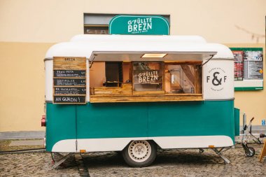 Berlin, 1 Ekim 2017: Rahat küçük mini otobüs gıda pazarının aperatifler ve kahve ile